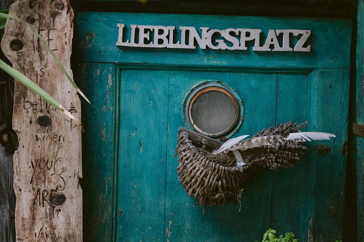 Eine alte Holztür mit der Bezeichnung Lieblingsplatz