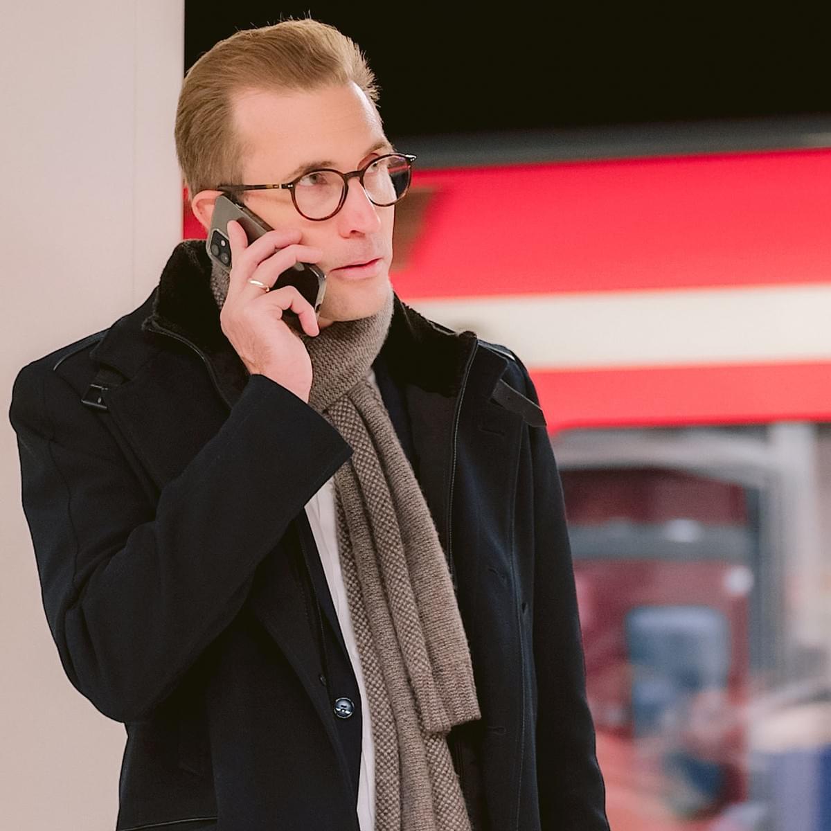 Zwei Männer laufen durch ein Regallager, einer der Männer hat ein Tablet in der Hand, Agentur für Testimonialfilme