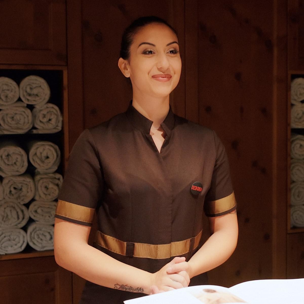 Frau am Empfang eines Spa, Screenshot aus dem La Perla Imagefilm