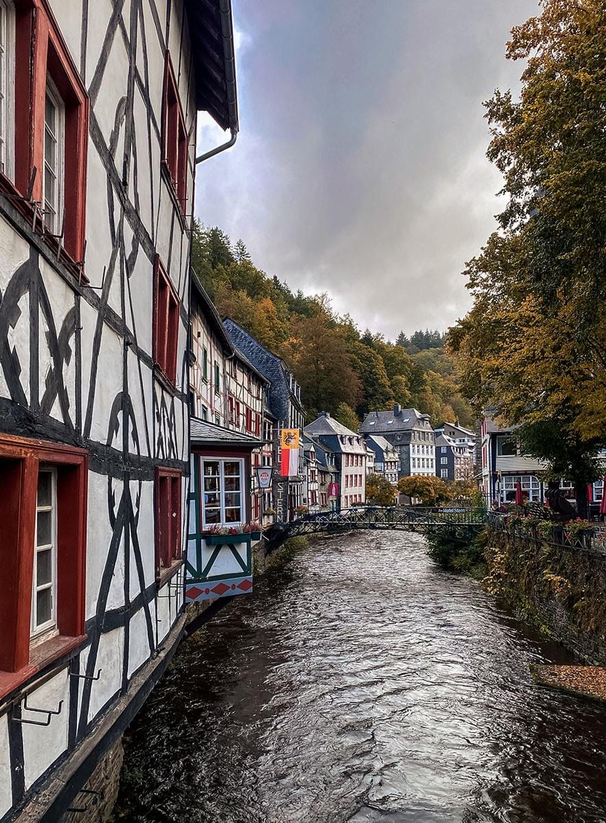 Fachwerkhäuser in der Eifel am Fluss
