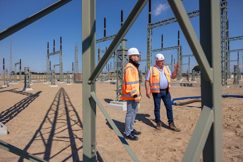 Zwei Männer reden auf einer Baustelle