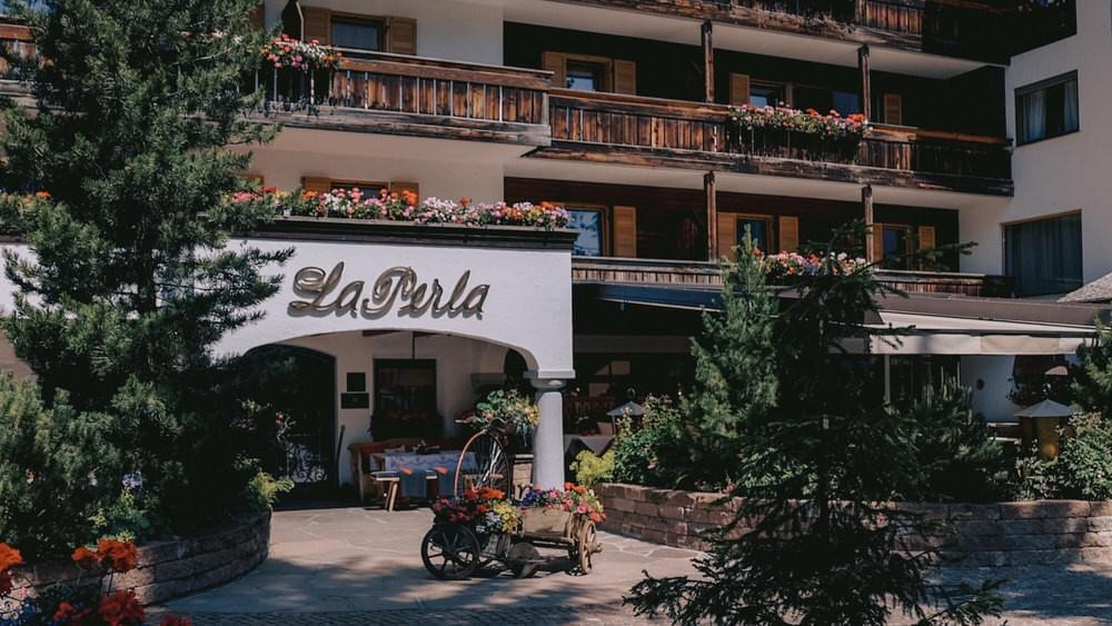 Eingang des Hotels La Perla