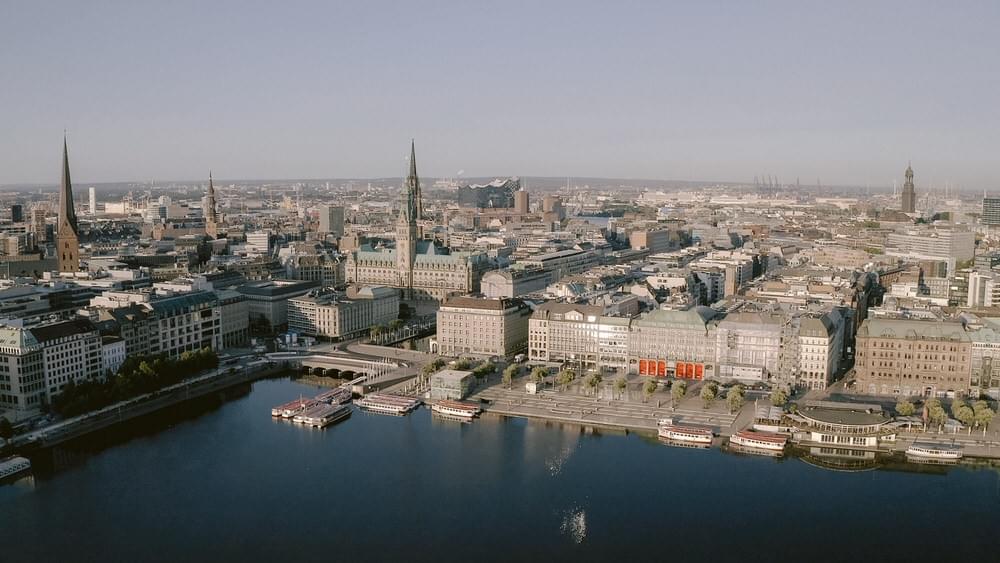 Luftaufnahme von der Hamburger Innenstadt mit Binnenalster und Elbphilharmonie