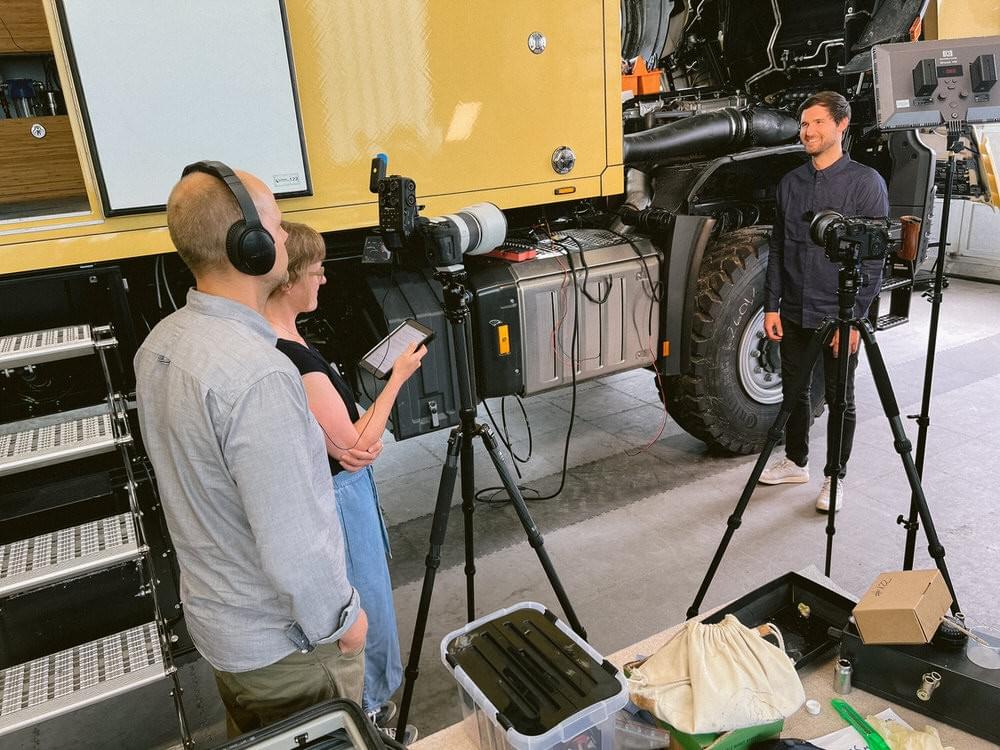 Ilka und Alexander am Filmset mit einem Protragonisten vor der Kamera