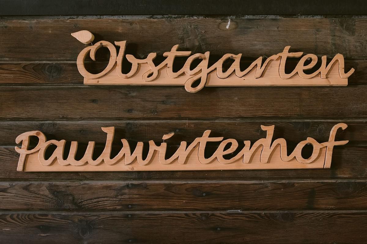 Ein Holzschild des Obstgarten Paulwirterhof