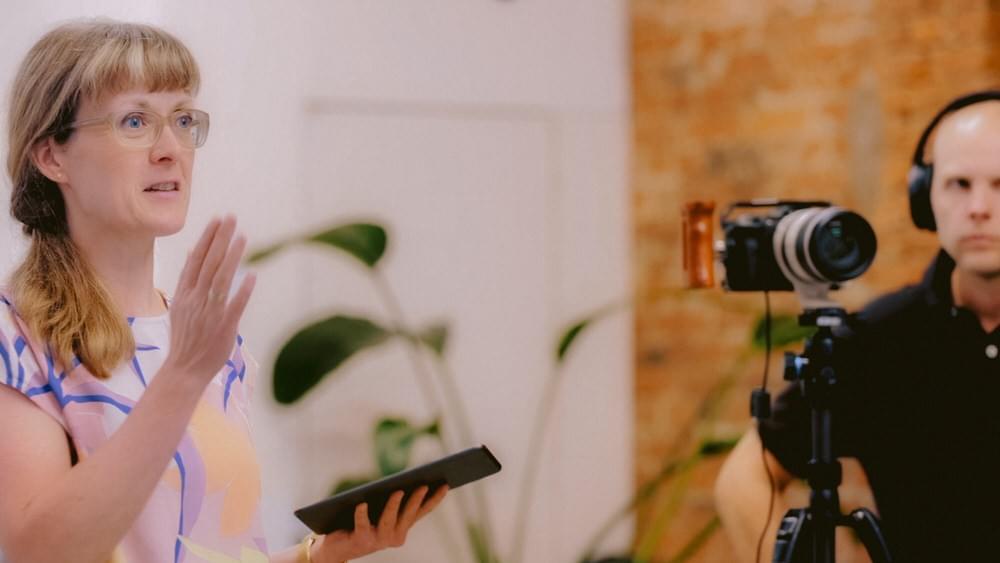 Das EINFACH TEMPEL-Team (Ilka und Alexander) am Set einer Filmproduktion