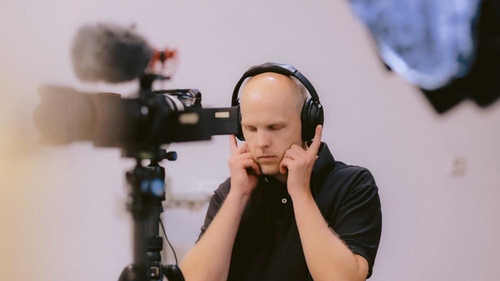 Alexander hinter der Kamera mit Kopfhörern