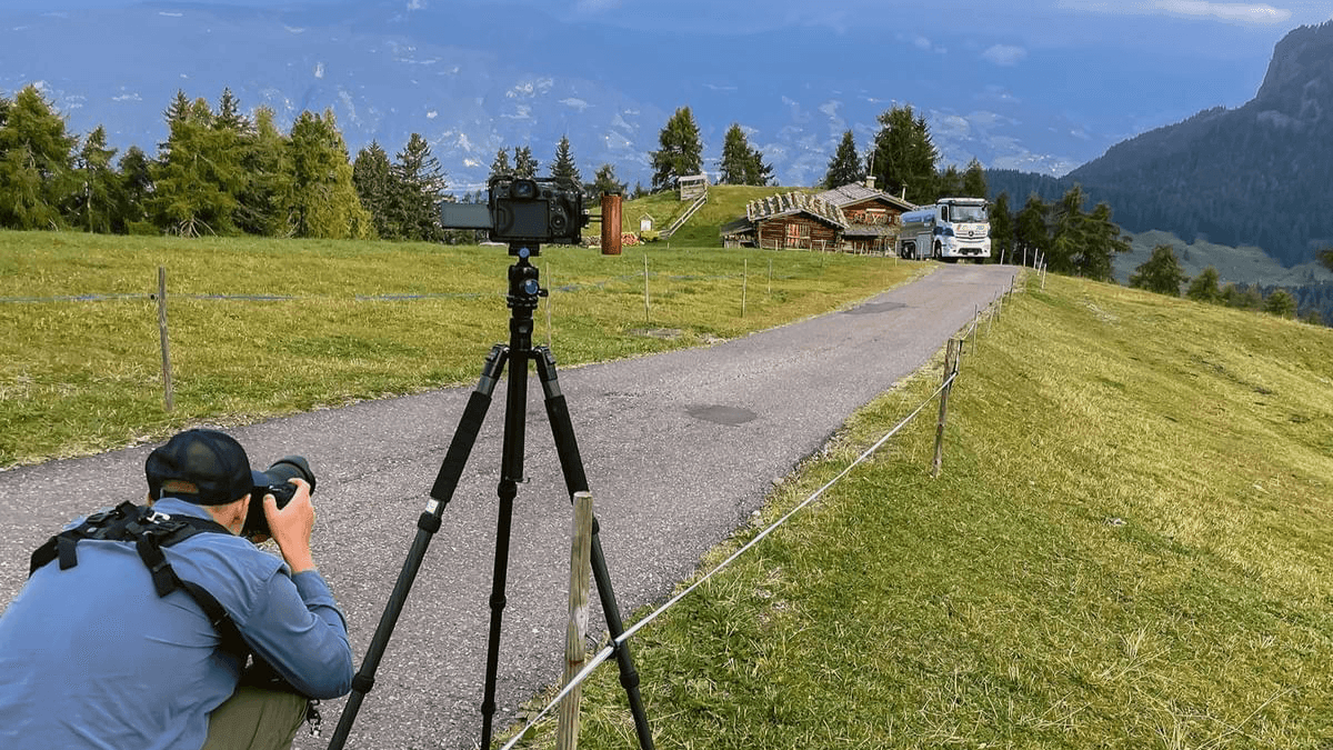 Behind the scenes: Alexander fotografiert einen Lkw auf einer Bergstrasse