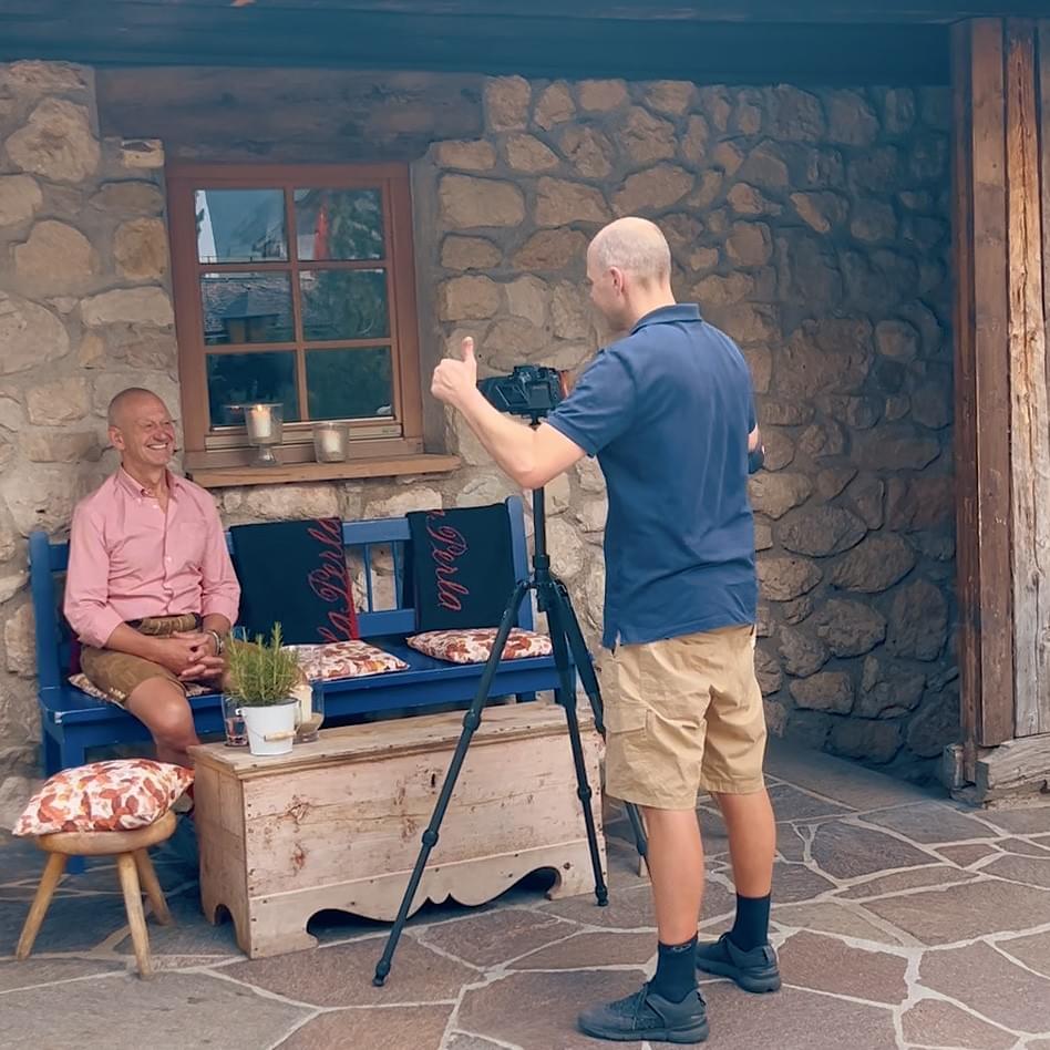 Eine lachende Frau vor einer Holzwand. Agentur für Imagefilme