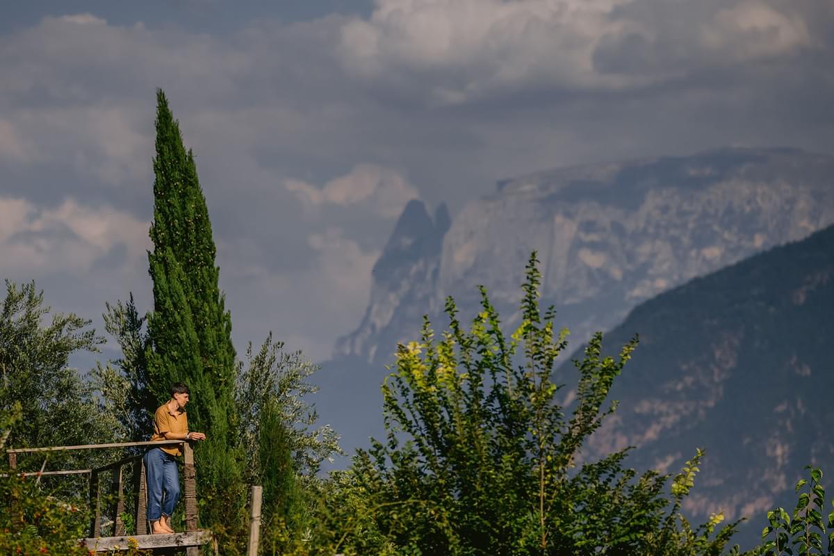Portrait einer Frau mit dem Schlern im Hintergrund