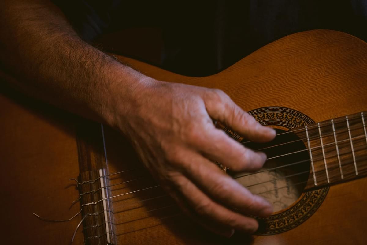 Nahaufnahme Männerhand spielt Gitarre