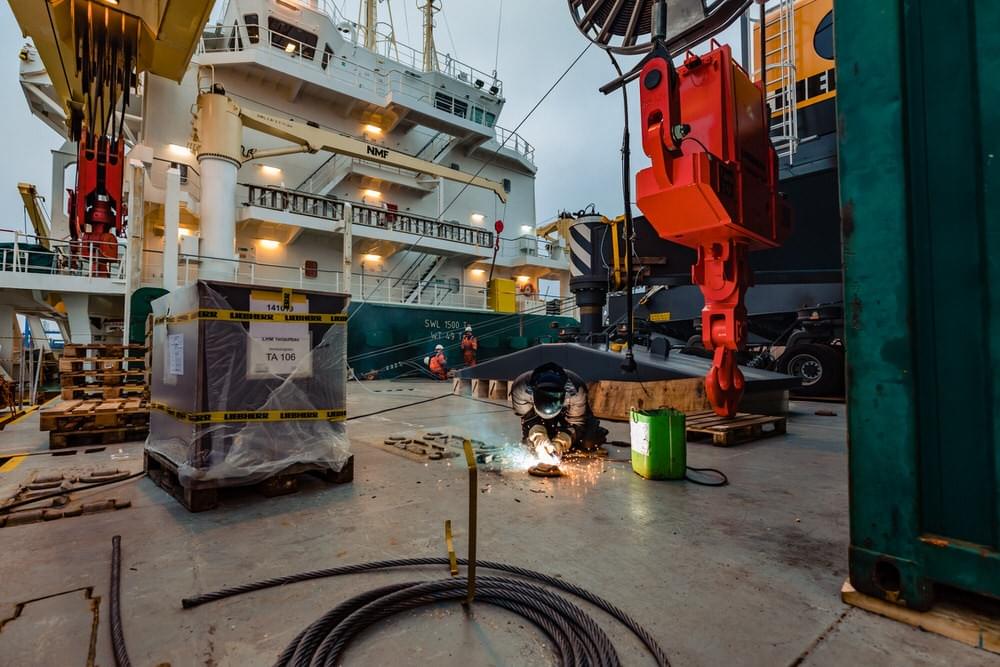 Ein Arbeiter schweißt auf einem Schiff