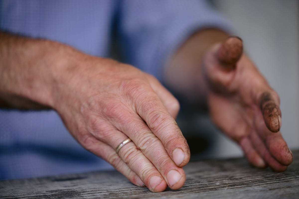 Nahaufnahme von den Händen eines Mannes im Gespräch