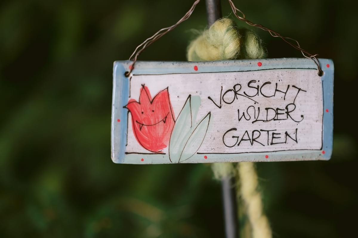 Ein Schild im Garten
