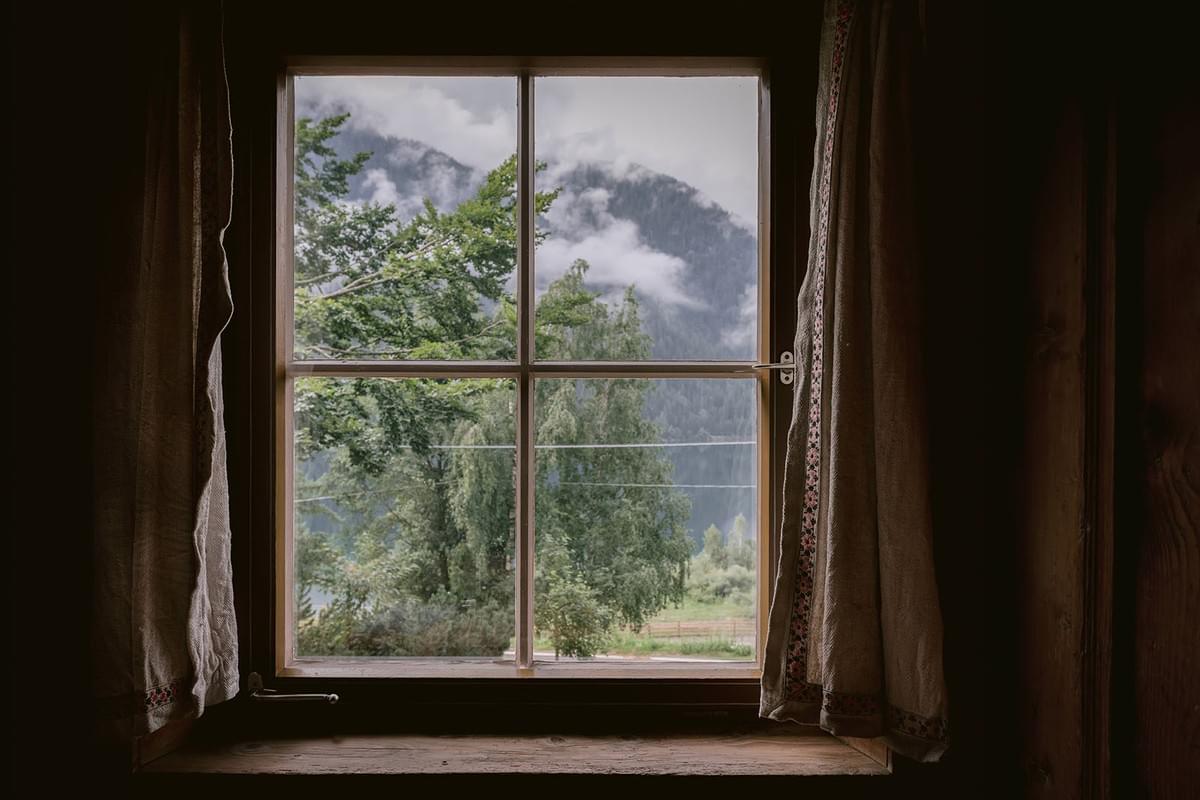 Blick aus Fenster eines alten Bauernhauses