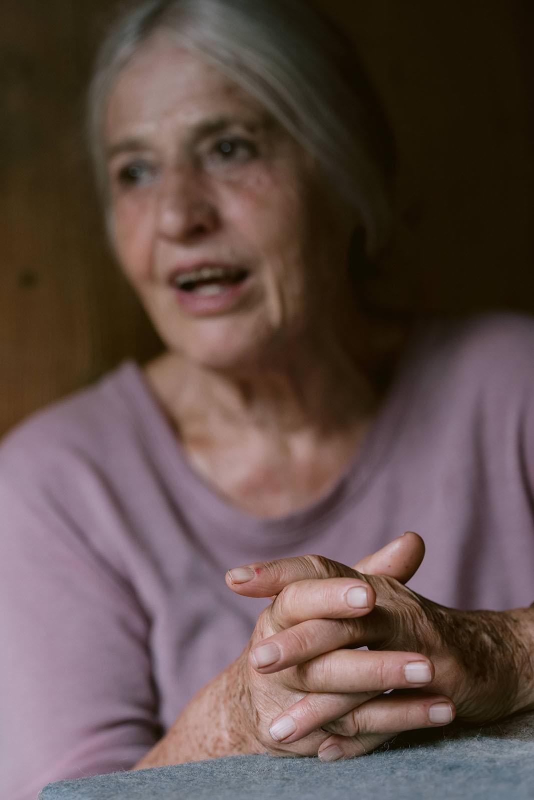 Nahaufnahme von Händen einer alten Frau 