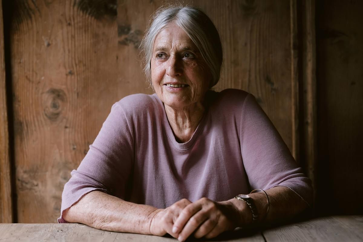 Portrait einer alten Frau vor Holzwand