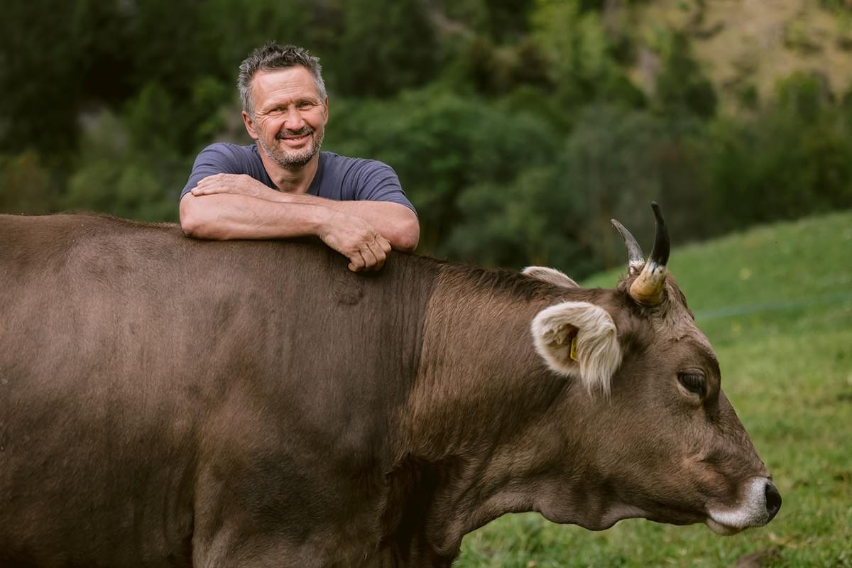 Portrait von Landwirt mit einer seine Kühe