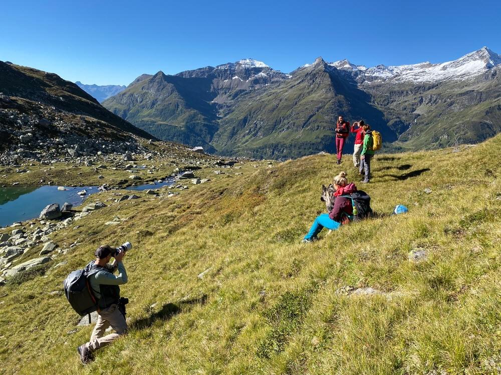 Alexander fotografiert Wanderer im Hohe Tauern Nationalpark
