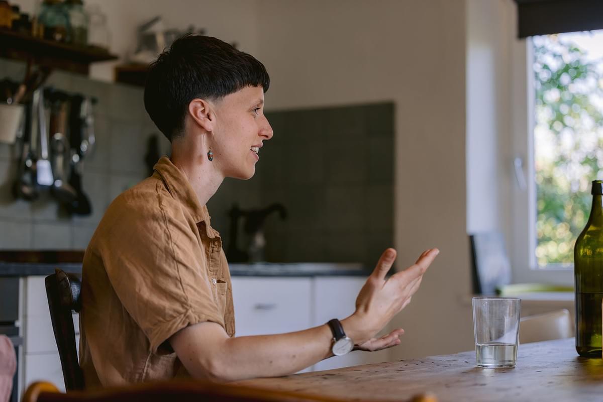 Eine Frau in der Küche im Gespräch