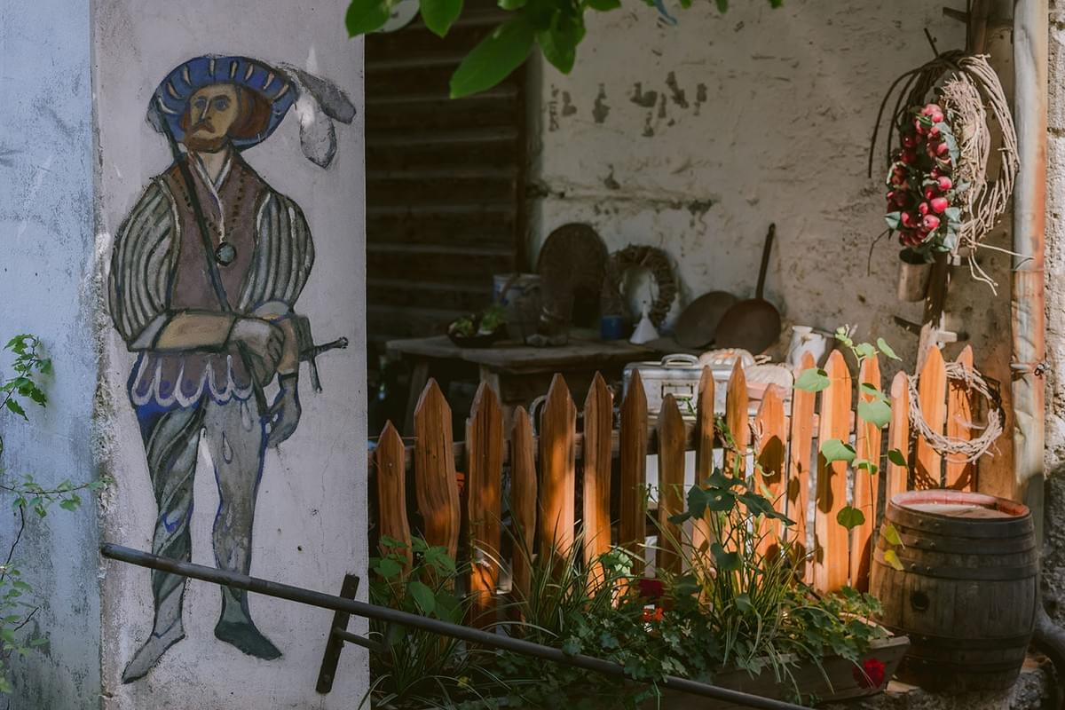 Altes Bauernhaus mit Deko und Bemalung