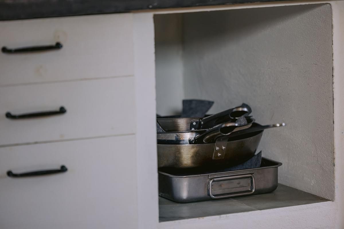 Pfannen in einem Küchenschrank