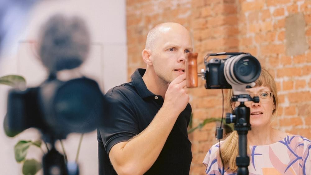 Zwei Personen auf einem Filmset hinter einer Kamera