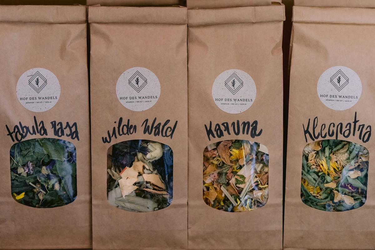 Kräutertee in Papiertüten