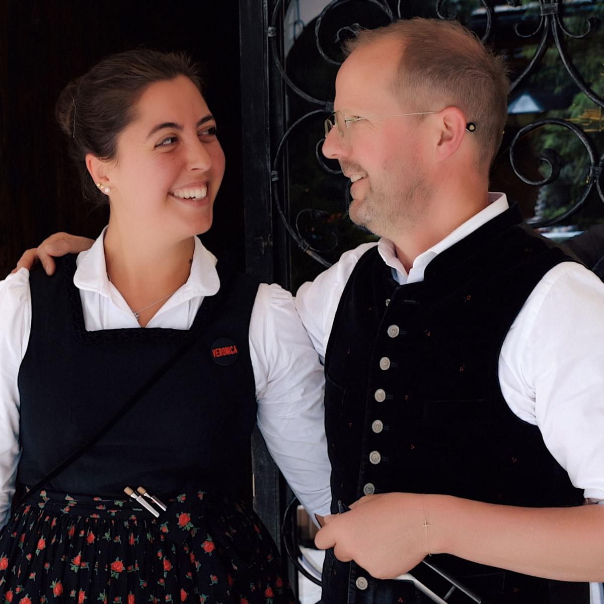 Frau und Mann Arm in Arm , Screenshot aus dem La Perla  Imagefilm