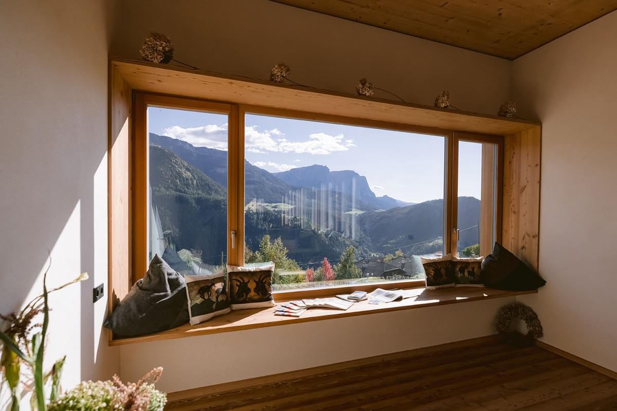 Fensterfront mit Blick in die Berge
