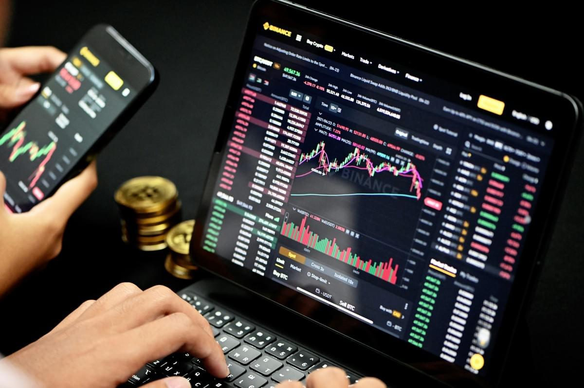 现实世界资产通过区块链实现代币化的金融科技概念图