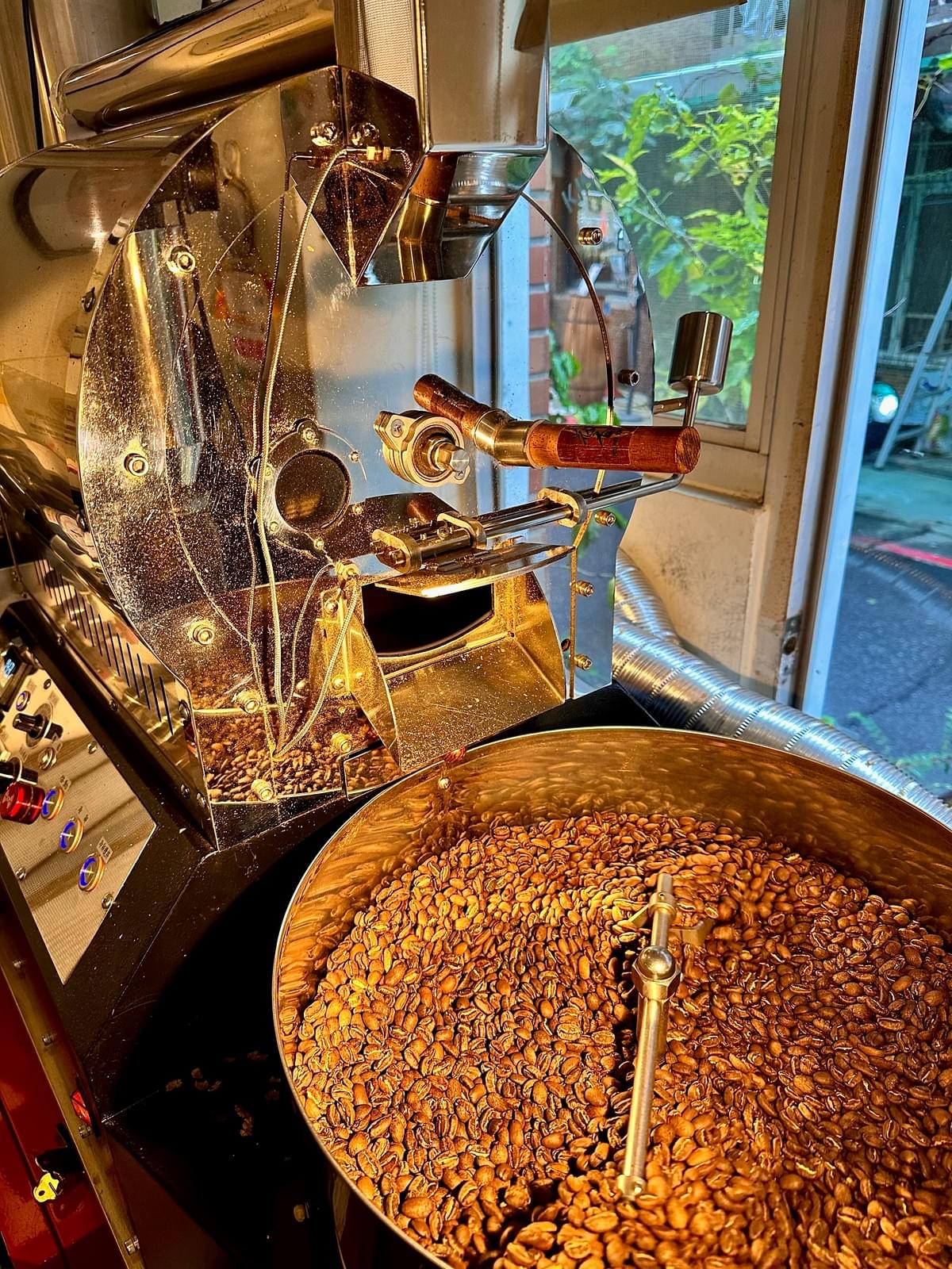 We provide a variety of high-quality coffee beans, selected from around the world, allowing you to enjoy the taste of a professional coffee shop at home. coffee bean sales Our service Professional exquisite coffee expert, selling coffee beans, hand-brewed coffee drinks, coffee peripheral equipment, and assisting in starting a business and opening a store and other services. Won the favor of coffee tasters at home and abroad.