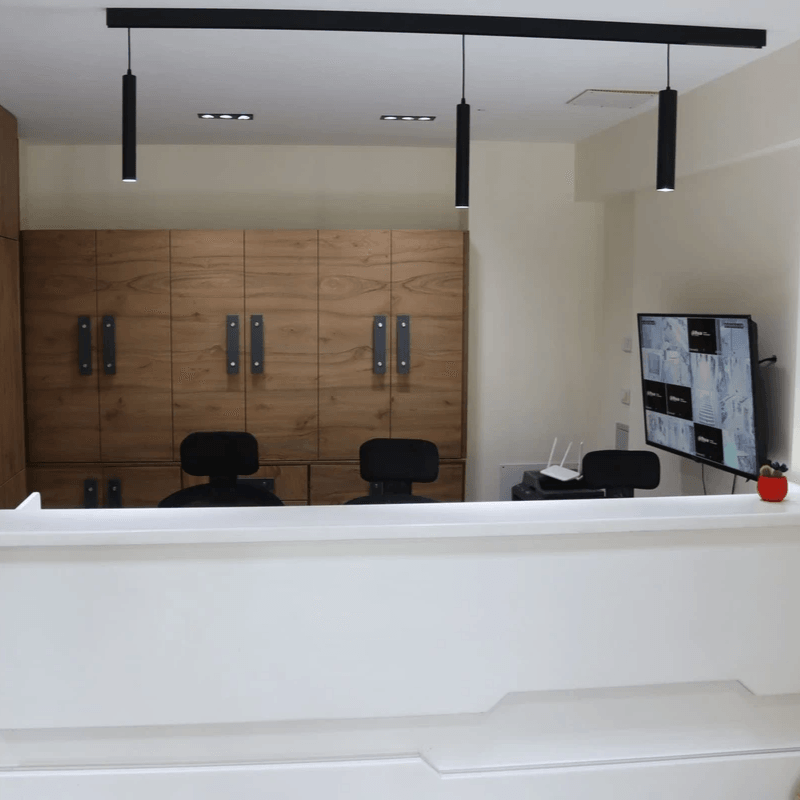 إشراف إداري نسائي دائم لضمان راحة الطالبات وسلامتهن.