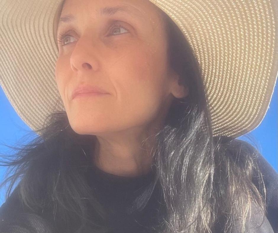 Discover our yoga and floor barre classes adapted for you! Transform your experience of menopause I want to help women between 40 and 55 years old by describing my experience as well as offering online or replay yoga or floor barre classes and an information newsletter. And by making menopause a new momentum. I live in Finland, a country of reconnection, give me photos.