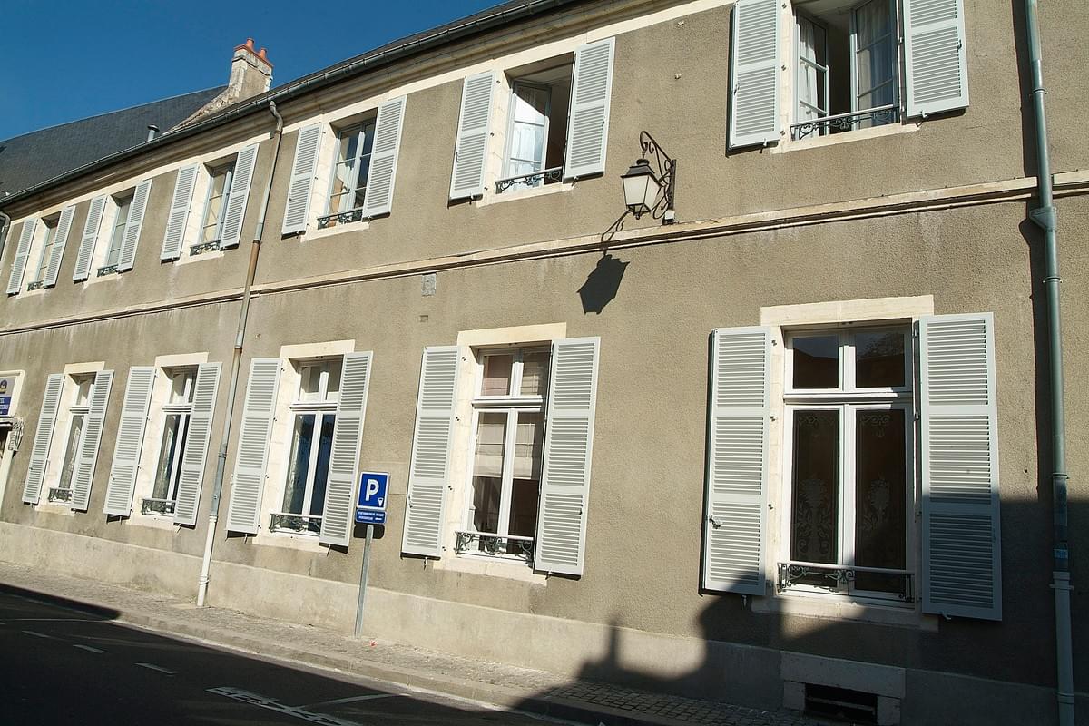 Our custom glazing is tailored to all your specific needs, whether it is security, thermal or acoustic insulation. We work with high-quality materials to ensure durability and aesthetics. Custom glazing Our Mission company of installation of glazing, windows, shutters, blinds and doors