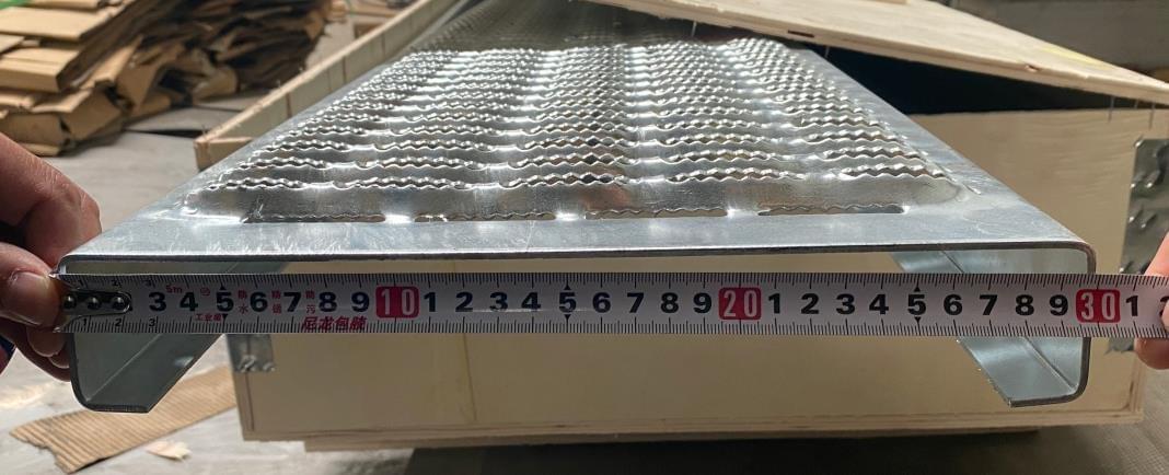 Grip strut safety grating