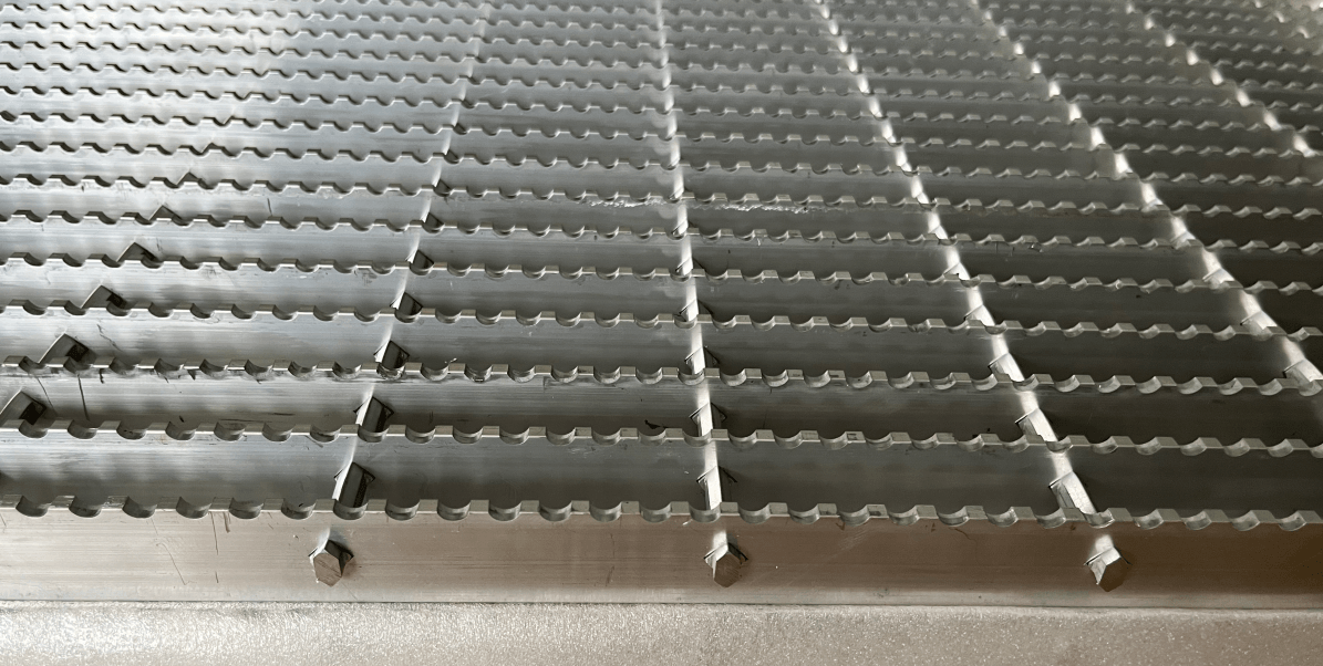 Aluminum grating