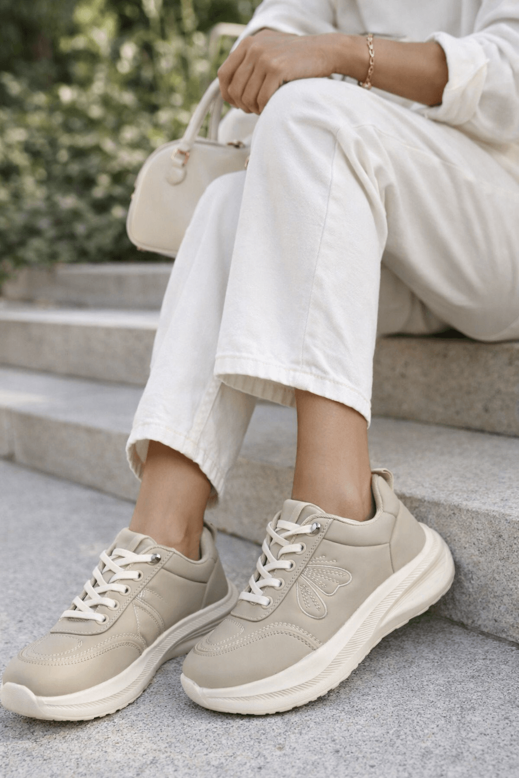 Hush Puppies 奶杏蝶影厚底休閒鞋