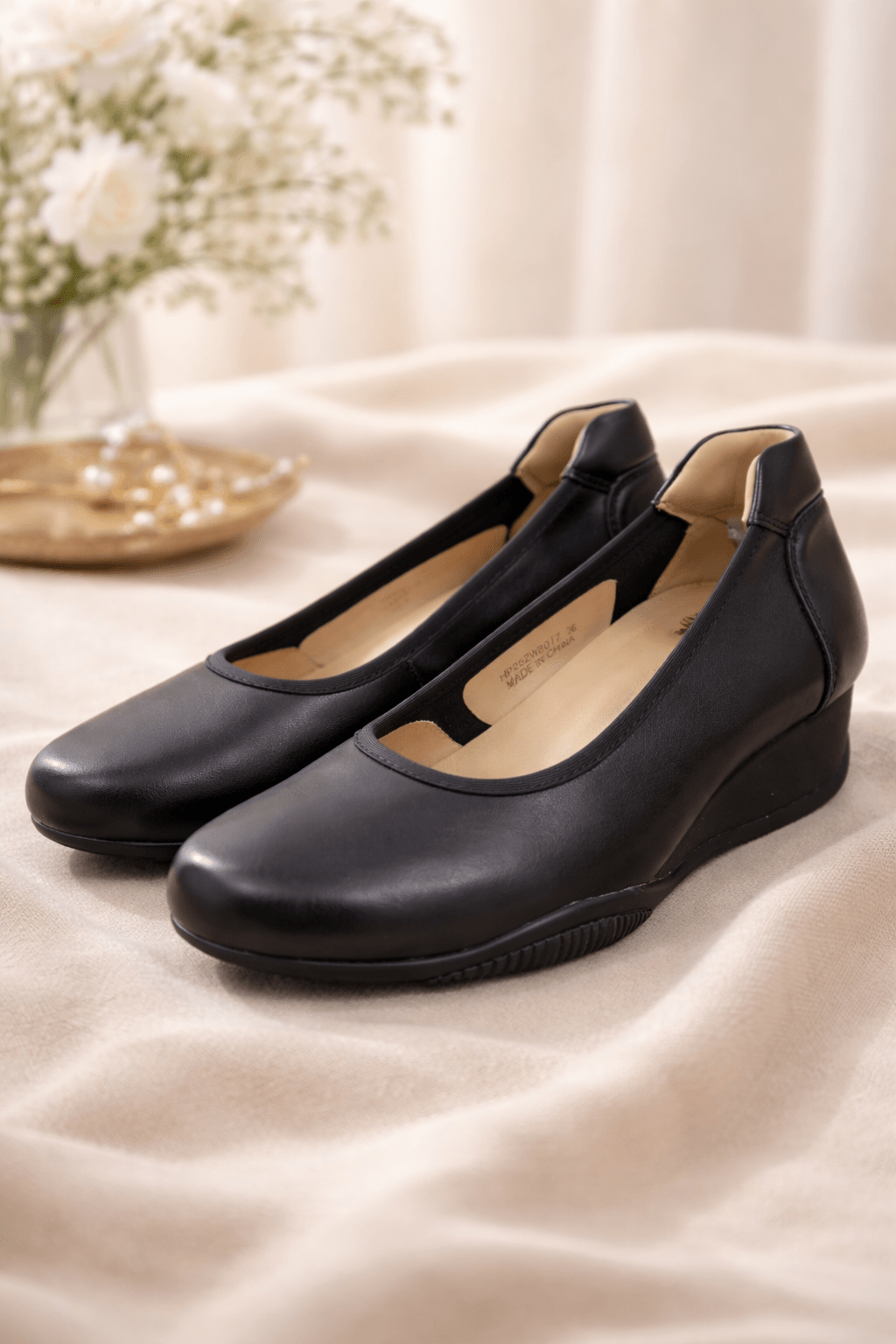 Hush Puppies極簡輕量牛皮楔型鞋（經典黑）