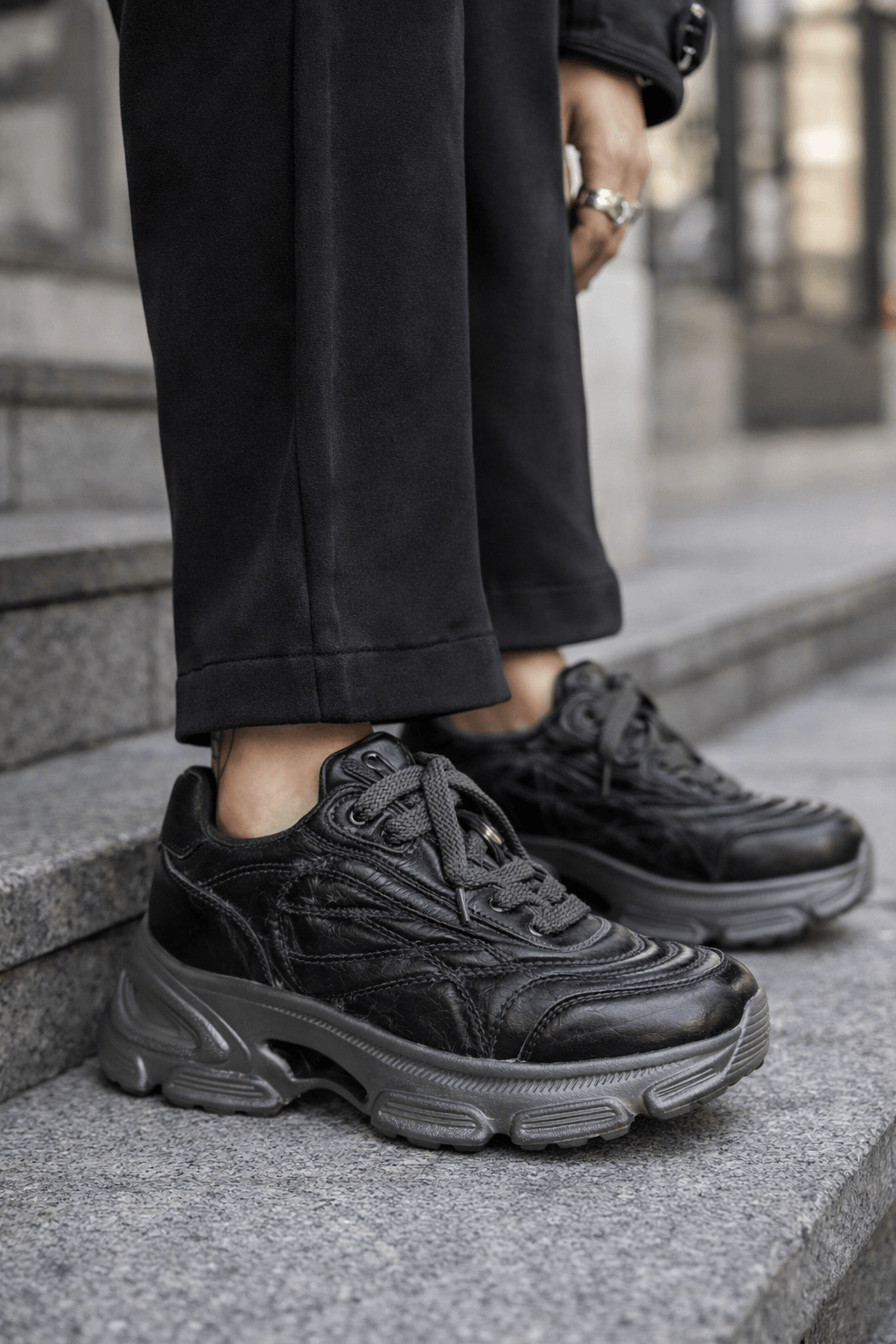 Hush Puppies 全黑率性厚底運動鞋