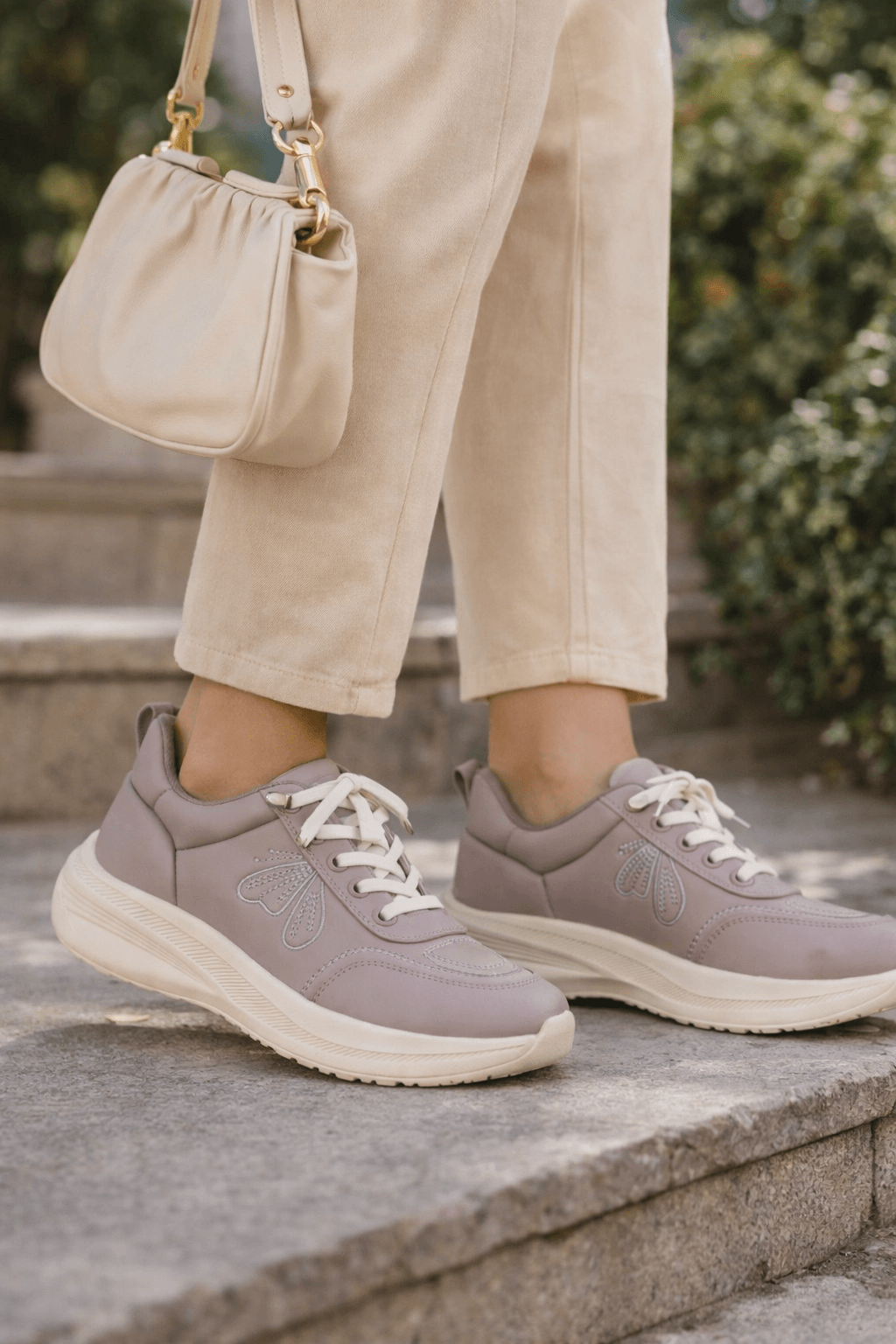 Hush Puppies 霧紫蝶影厚底休閒鞋