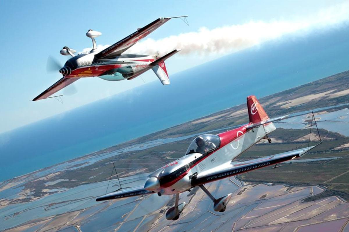 2 avions de voltige dans le ciel à l'Aéroclub de l'Hérault