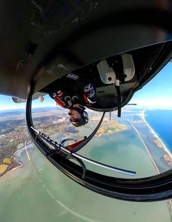 Pilote de voltige tête en bas à l'Aéroclub de l'Hérault