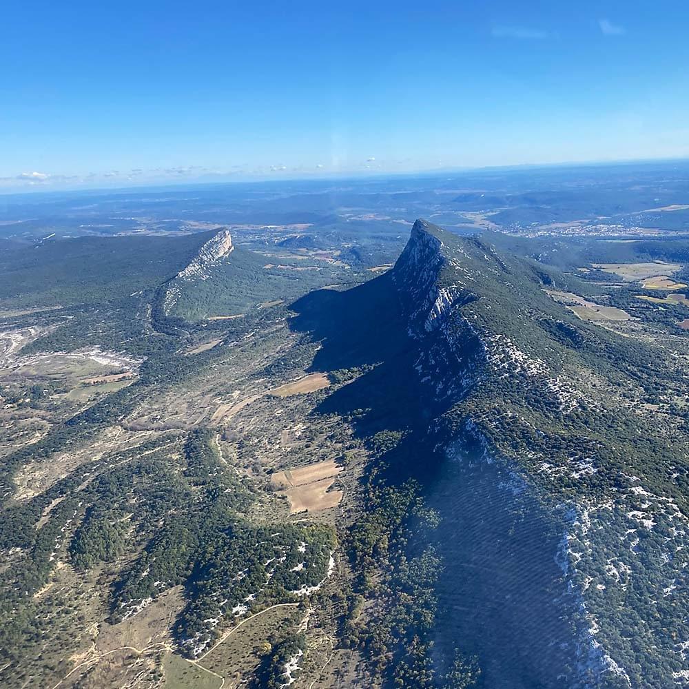 Vue aérienne du Pic St Loup lors d'un vol de l'aéroclub de l'Hérault