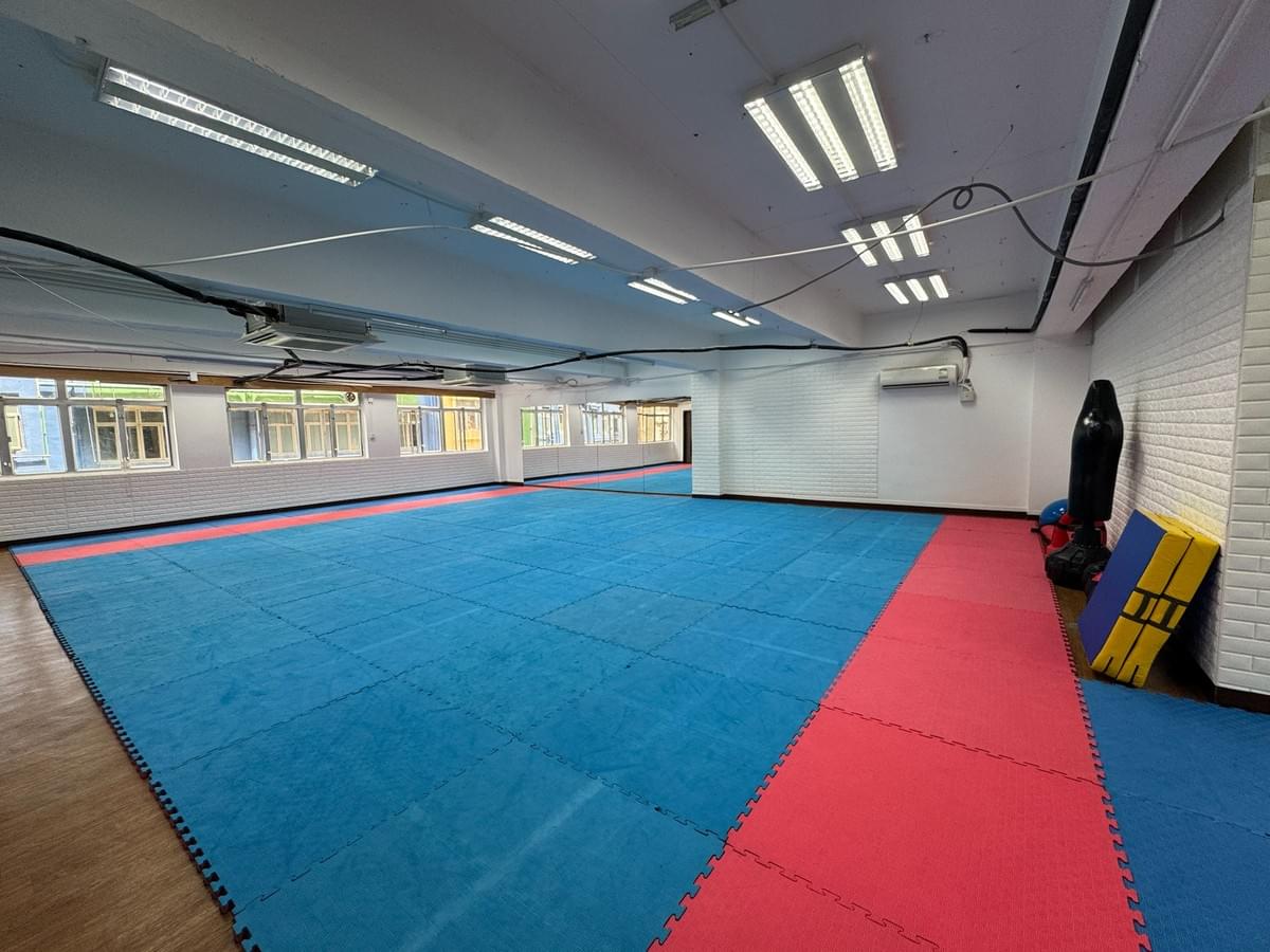 我們的場地適合各類活動，如比賽、訓練及企業活動，提供舒適的環境和專業的設施。 場地租賃 我們的服務 First page introducing our company venue and its available for rentalSecond page about our products n its product description and priceThird page about our previous engagement n activities