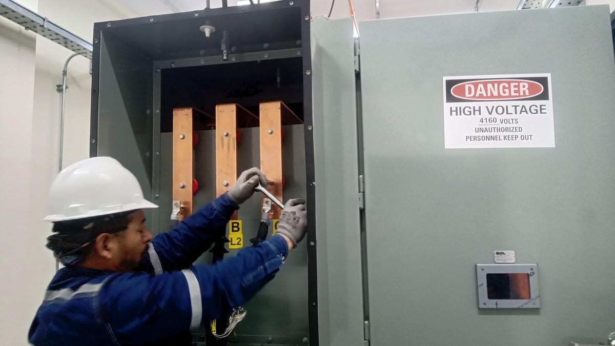 Our team is responsible for the development of complex buildings, from industrial warehouses to logistics centers, ensuring a comprehensive approach in each project. Development of Buildings What do we do Flerimg Engineering and Services provides comprehensive solutions to clients who require services of construction and development of buildings, adding value in each project through compliance with deadlines, costs, and the highest standards of quality and safety. Our experience is mainly focused on buildings and industrial infrastructures, such as stations and expansions of process plants, measurement bridges, electrical substations, industrial warehouses, logistics centers, storage facilities, civil works for hydrocarbon transport systems, and support structures for industrial equipment.