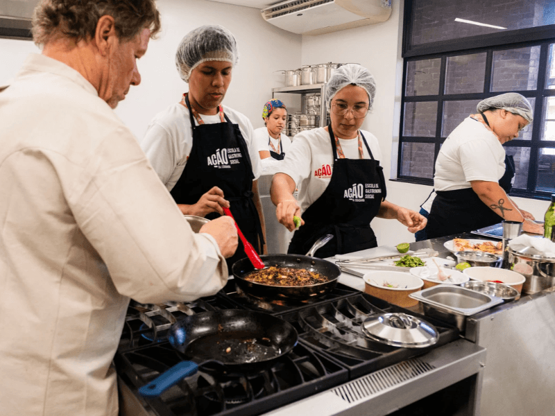 Chef Claude Troigos conduz aula. Foto: Thiago Simão.
