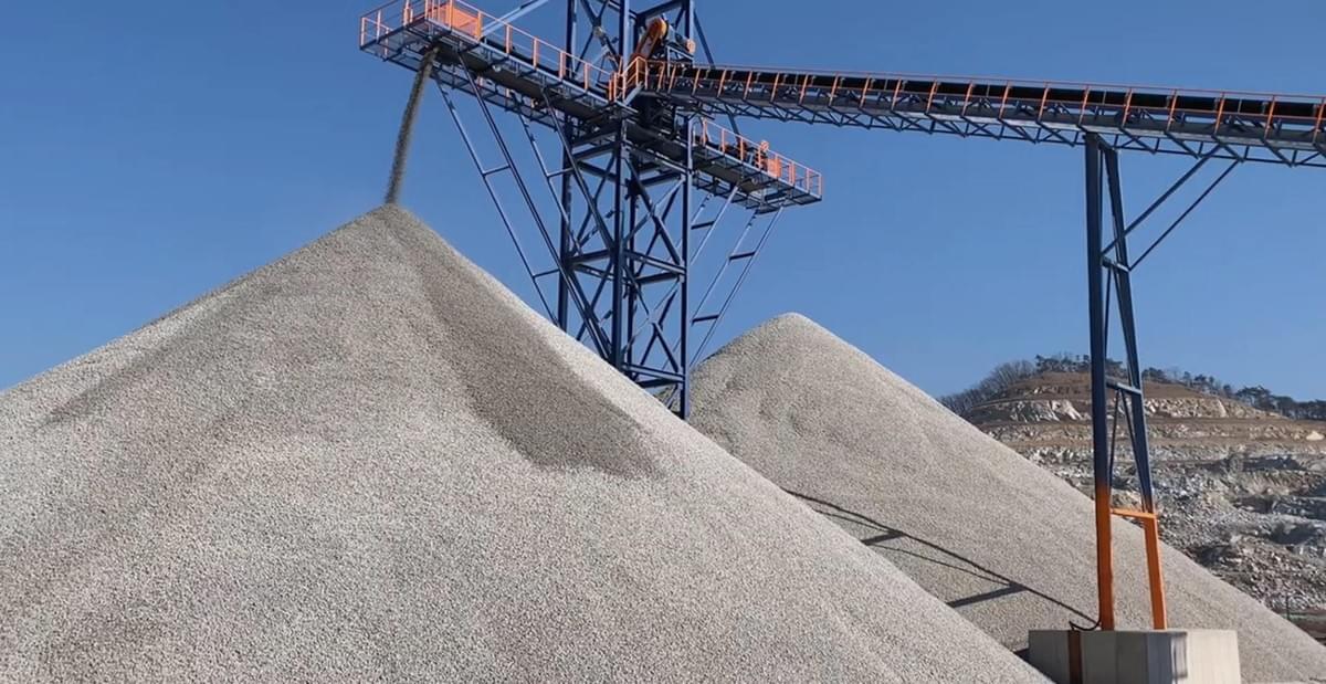 Our silica sand is not only versatile but also widely used across various industries. From glass manufacturing to photovoltaic materials and high-purity applications, we cater to a broad spectrum of industrial needs. We work closely with our clients to provide customized specifications that align with their specific requirements. Diverse Applications What We Do PT. KILAT PANDANG BARITO is an Indonesia-based silica sand mining company operating in Central Kalimantan, focusing on the extraction and supply of high-grade and high-whiteness silica sand for industrial and advanced material applications.

With a legally licensed mining concession and abundant mineral resources, we are committed to providing stable, large-scale, and export-oriented silica sand supply to customers in China and international markets.

Our products are widely applicable to glass manufacturing, photovoltaic materials, industrial processing, and high-purity applications, with specifications available upon request.