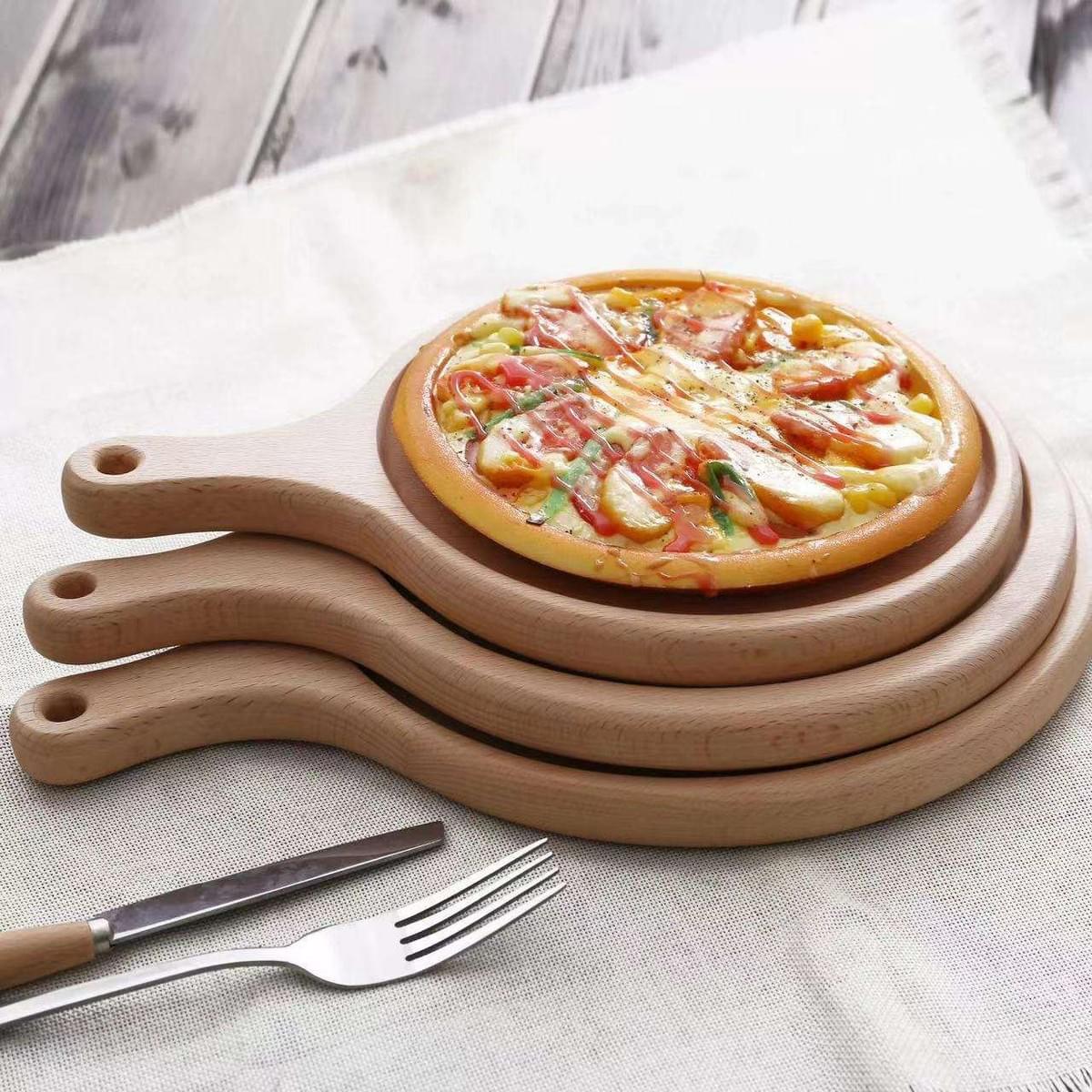 Wooden pizza trays are often made of natural hardwood, and there are significant differences in hard
