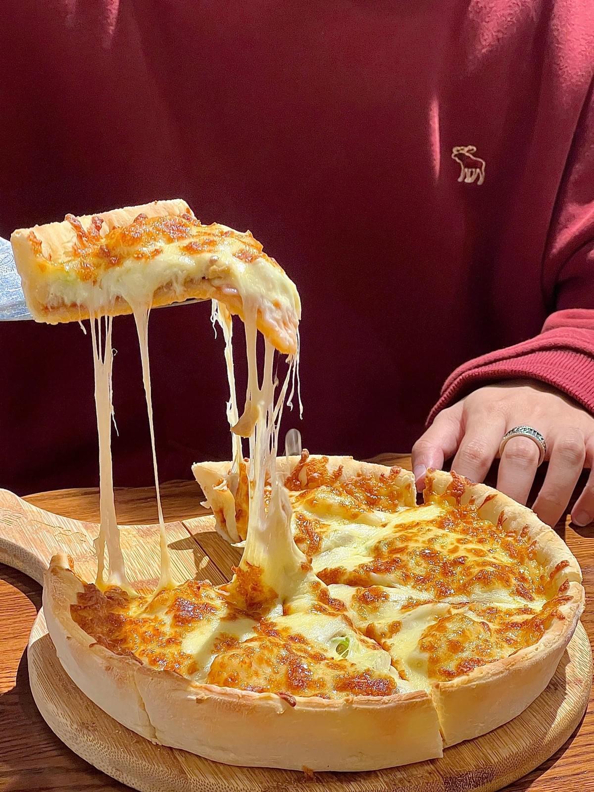 Wooden pizza trays are often made of natural hardwood, and there are significant differences in hard